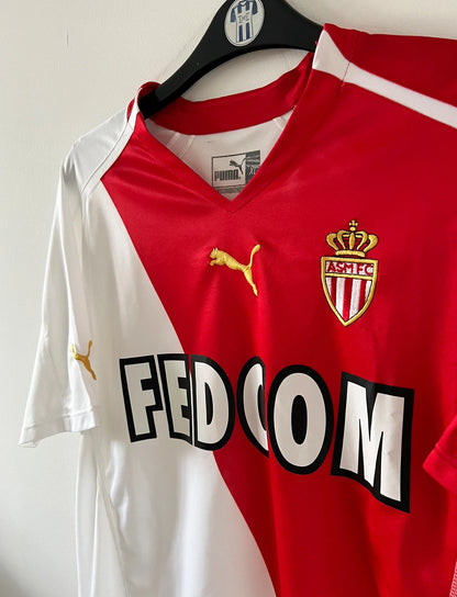 Maillot de foot vintage domicile blanc et rouge de l'as monaco 2004/2006. On peut retrouver l'équipementier Puma et le sponsor Fedcom. Il s'agit d'un maillot authentique d'époque.