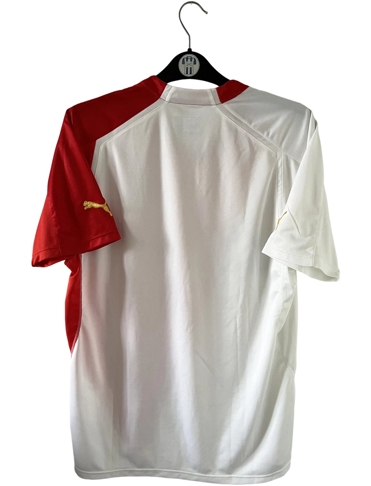 Maillot de foot vintage domicile blanc et rouge de l'as monaco 2004/2006. On peut retrouver l'équipementier Puma et le sponsor Fedcom. Il s'agit d'un maillot authentique d'époque.
