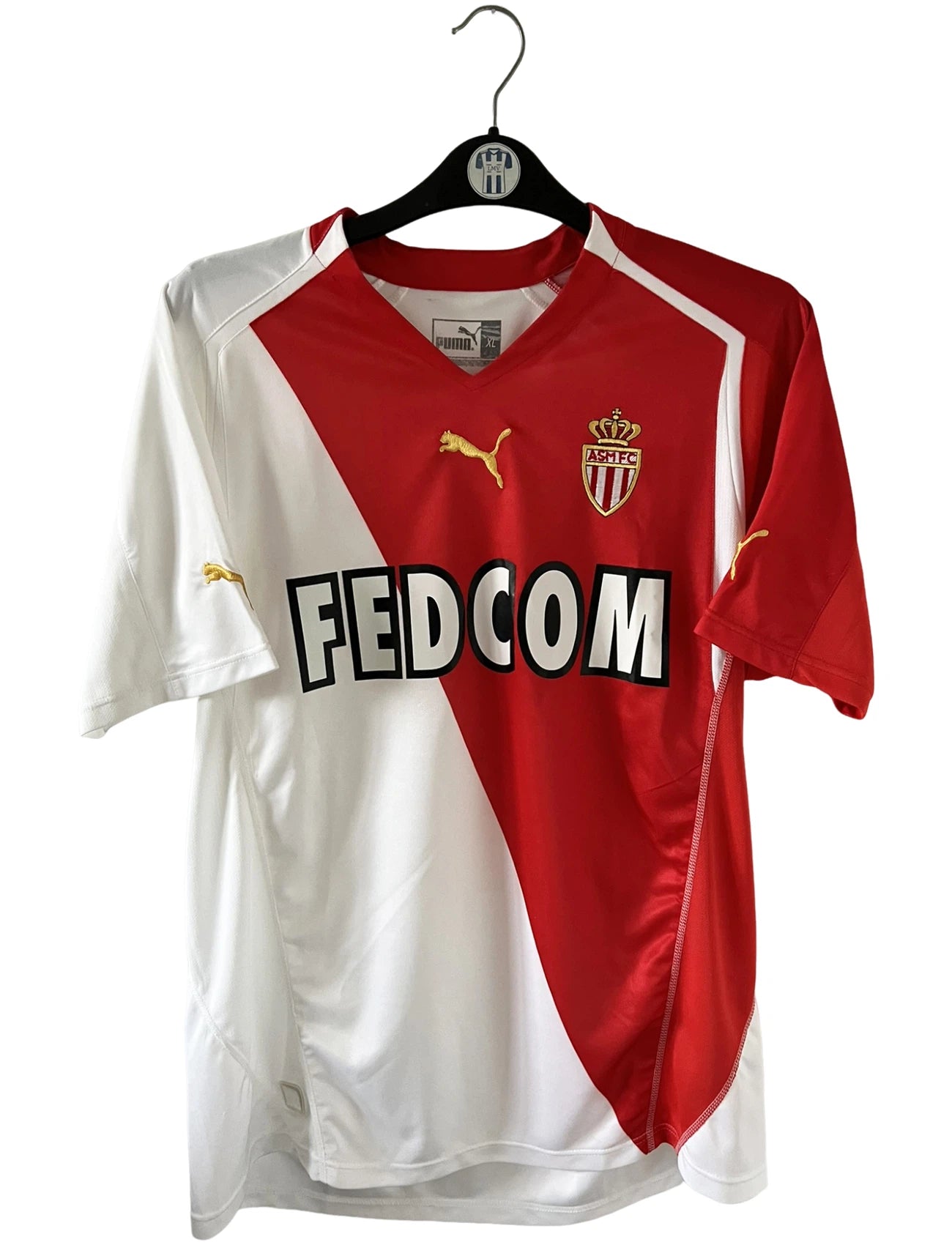 Maillot de foot vintage domicile blanc et rouge de l'as monaco 2004/2006. On peut retrouver l'équipementier Puma et le sponsor Fedcom. Il s'agit d'un maillot authentique d'époque.