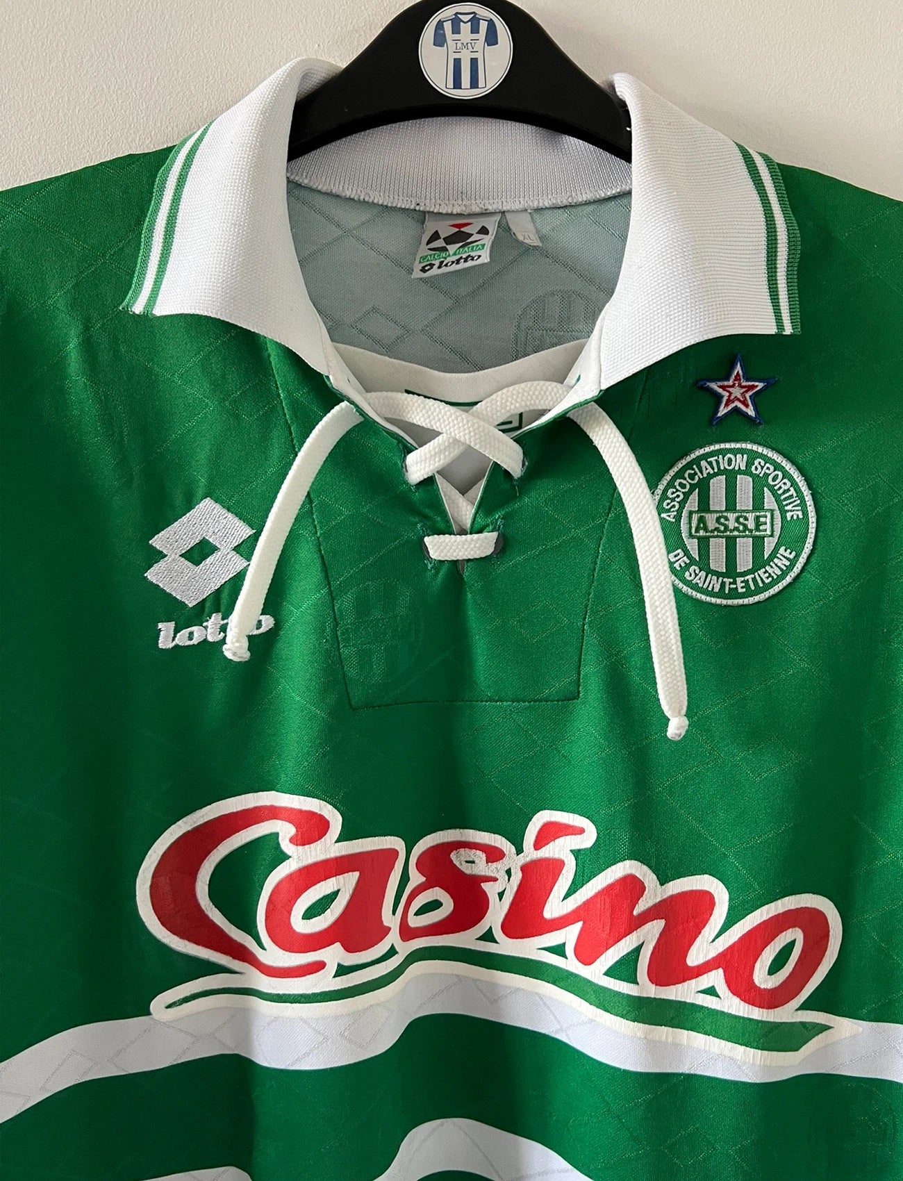 Maillot de foot vintage domicile vert de l'as saint etienne de la saison 1995/1997. On peut retrouver l'équipementier Lotto et le sponsor Casino. Il s'agit d'un maillot authentique d'époque.