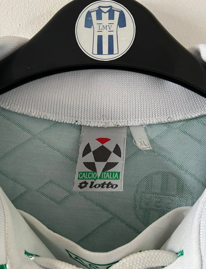 Maillot de foot vintage domicile vert de l'as saint etienne de la saison 1995/1997. On peut retrouver l'équipementier Lotto et le sponsor Casino. Il s'agit d'un maillot authentique d'époque.