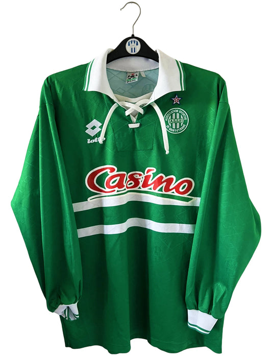 Maillot de foot vintage domicile vert de l'as saint etienne de la saison 1995/1997. On peut retrouver l'équipementier Lotto et le sponsor Casino. Il s'agit d'un maillot authentique d'époque.