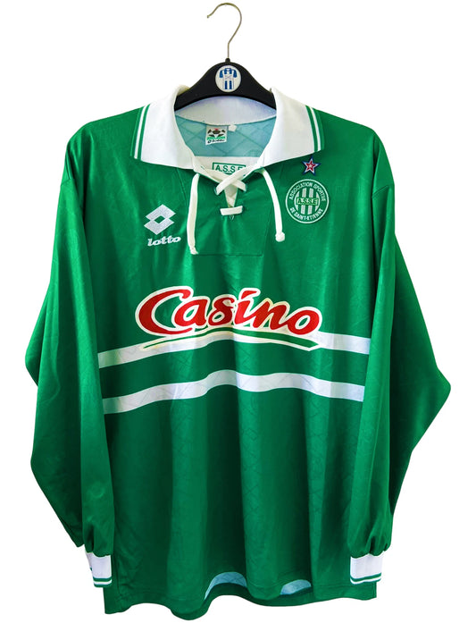 Maillot de foot vintage domicile vert de l'as saint etienne de la saison 1995/1997. On peut retrouver l'équipementier Lotto et le sponsor Casino. Il s'agit d'un maillot authentique d'époque.