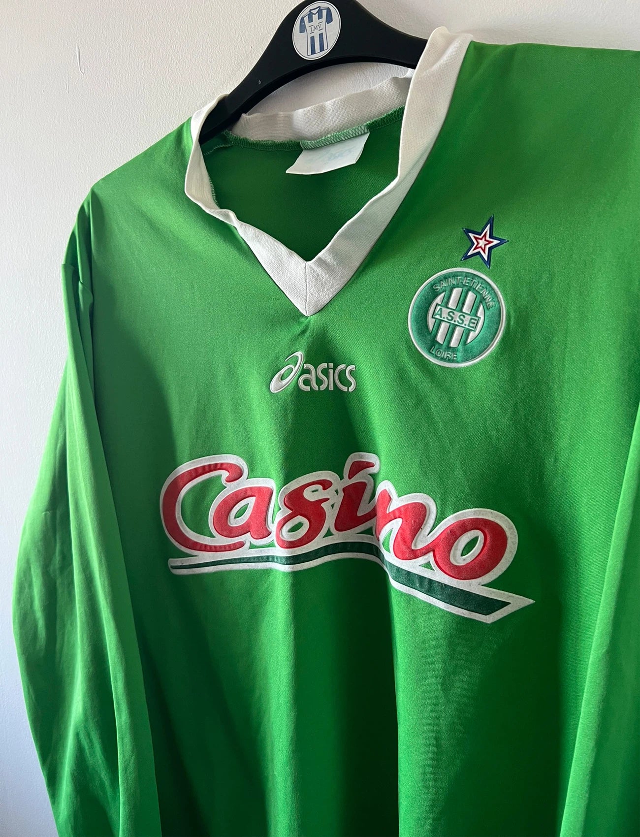 Maillot de foot vintage domicile vert de l'AS Saint Etienne 1998/1999. On peut retrouver l'équipementier Asics et le sponsor Casino. Il s'agit d'un maillot authentique d'époque.