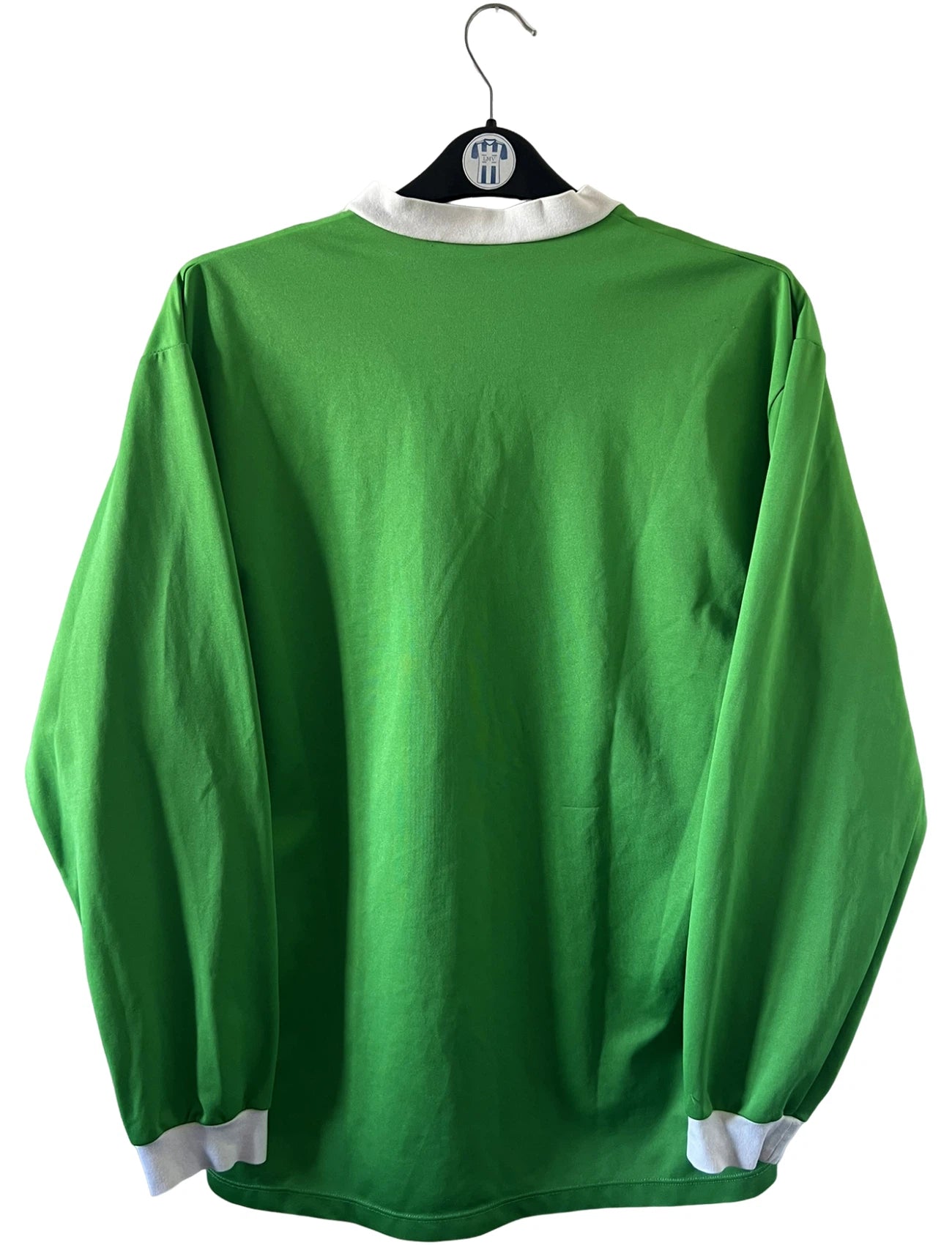 Maillot de foot vintage domicile vert de l'AS Saint Etienne 1998/1999. On peut retrouver l'équipementier Asics et le sponsor Casino. Il s'agit d'un maillot authentique d'époque.