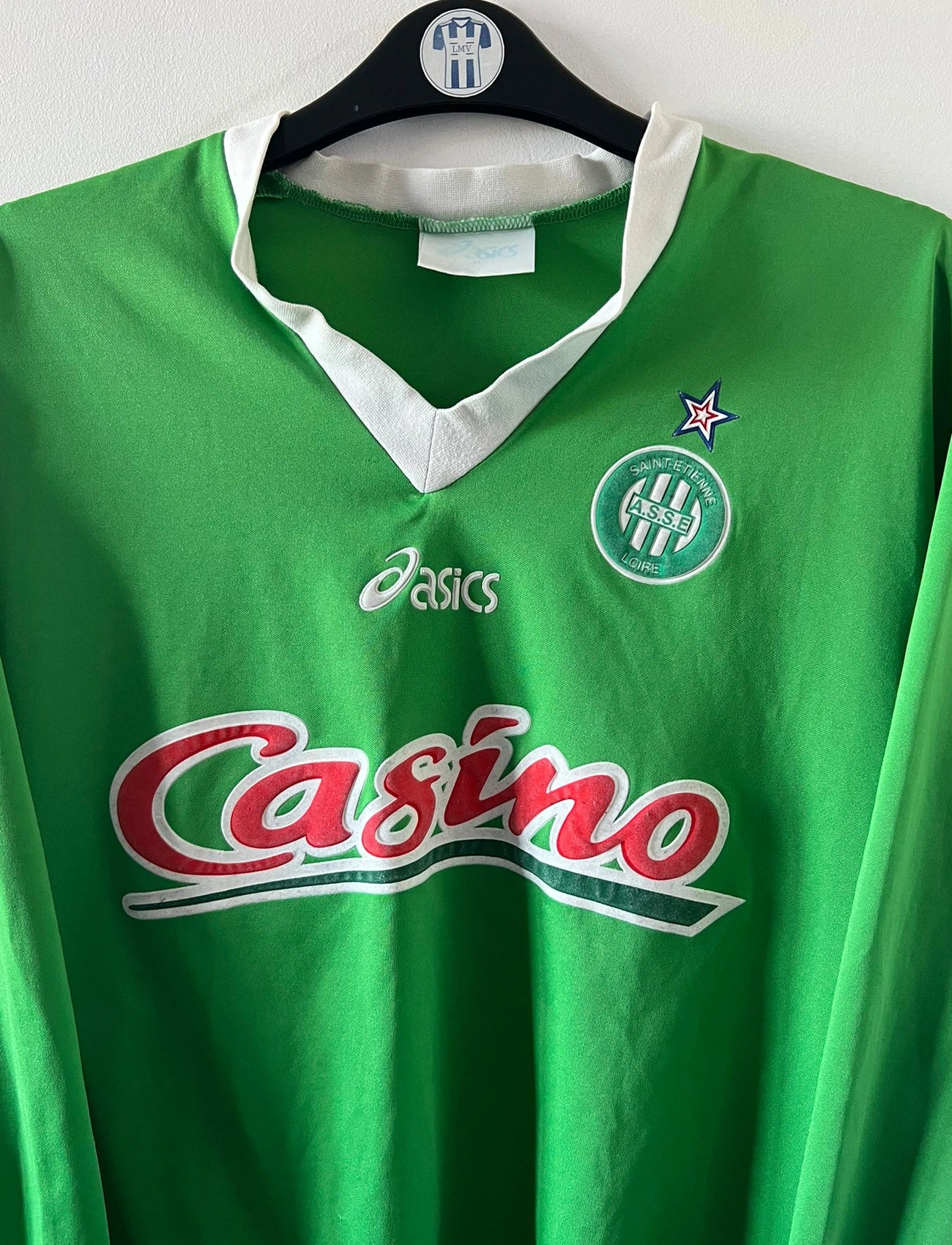 Maillot de foot vintage domicile vert de l'AS Saint Etienne 1998/1999. On peut retrouver l'équipementier Asics et le sponsor Casino. Il s'agit d'un maillot authentique d'époque.