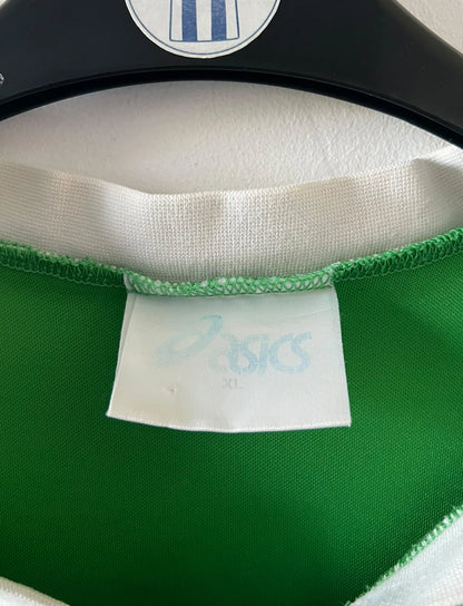 Maillot de foot vintage domicile vert de l'AS Saint Etienne 1998/1999. On peut retrouver l'équipementier Asics et le sponsor Casino. Il s'agit d'un maillot authentique d'époque.
