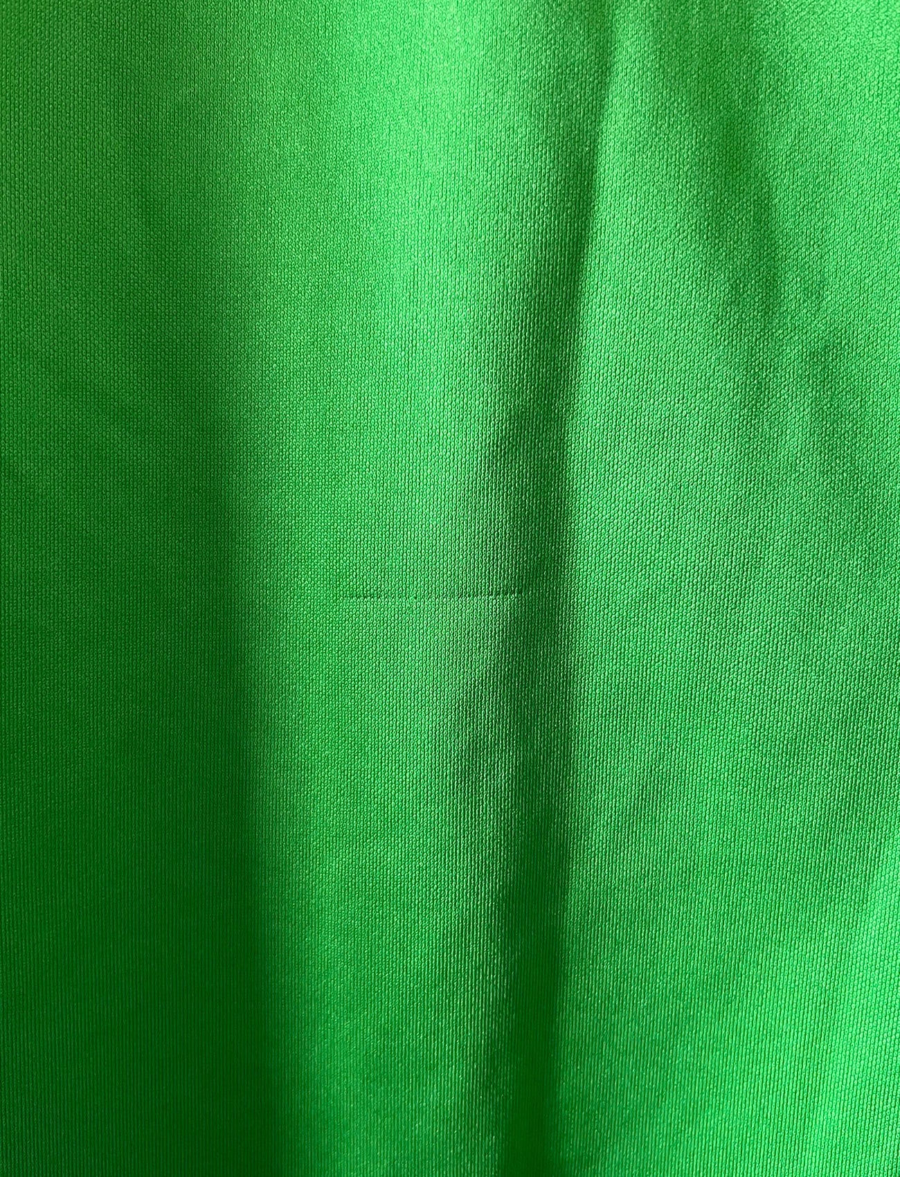 Maillot de foot vintage domicile vert de l'AS Saint Etienne 1998/1999. On peut retrouver l'équipementier Asics et le sponsor Casino. Il s'agit d'un maillot authentique d'époque.