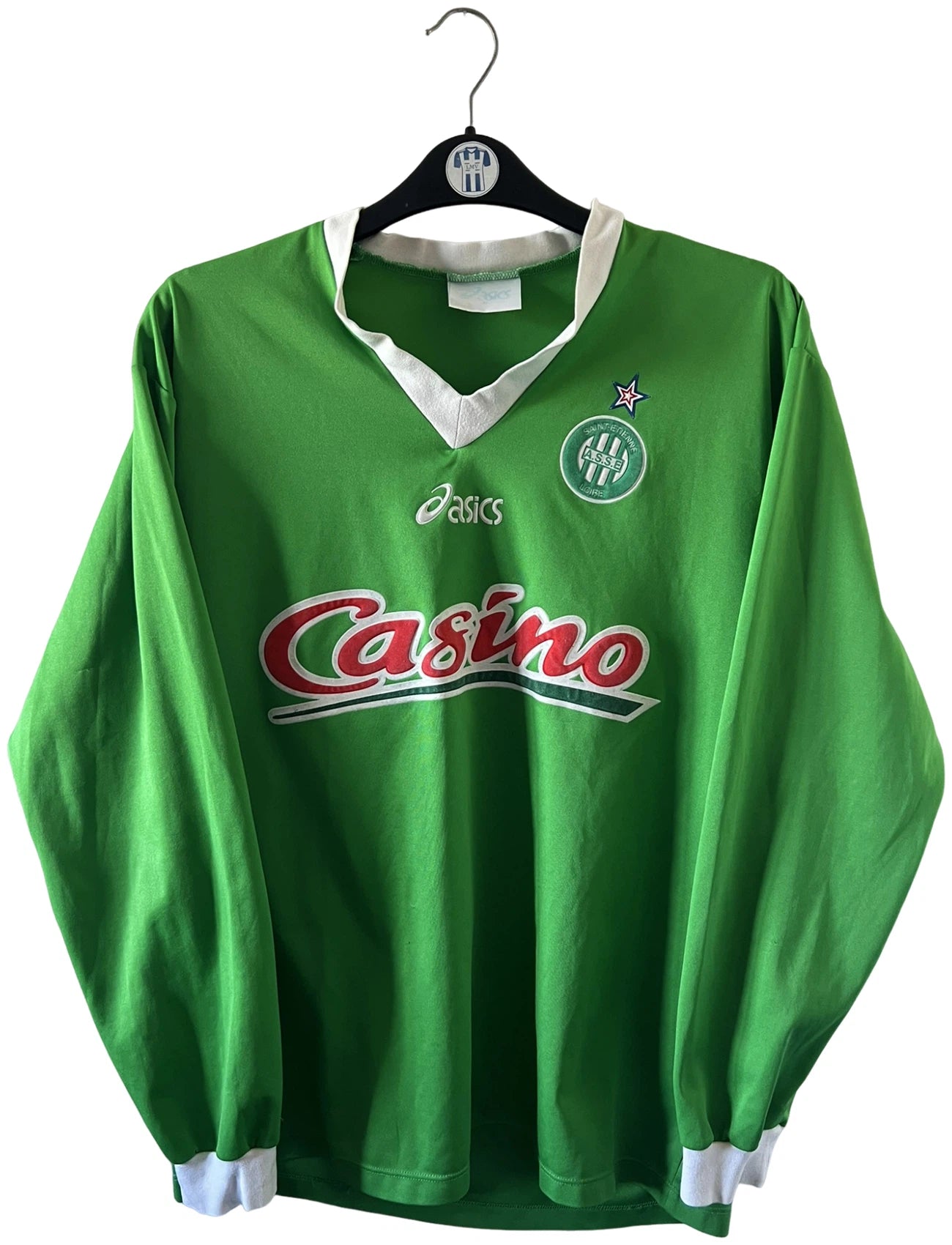 Maillot de foot vintage domicile vert de l'AS Saint Etienne 1998/1999. On peut retrouver l'équipementier Asics et le sponsor Casino. Il s'agit d'un maillot authentique d'époque.