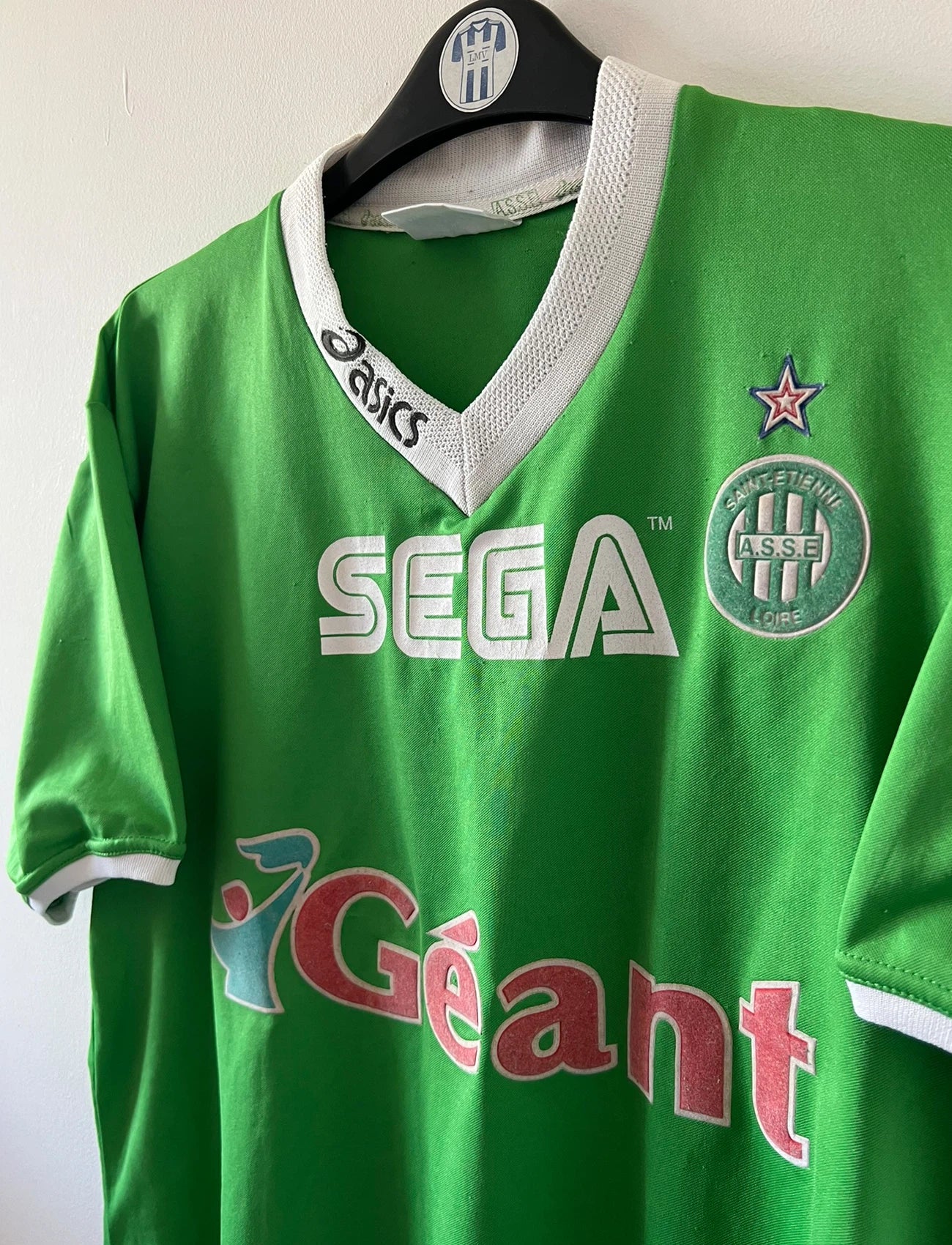 Maillot de foot vintage domicile vert de l'ASSE 1999/2000. On peut retrouver l'équipementier Asics et le sponsor Sega et Géant Casino. Il s'agit d'un maillot authentique d'époque.
