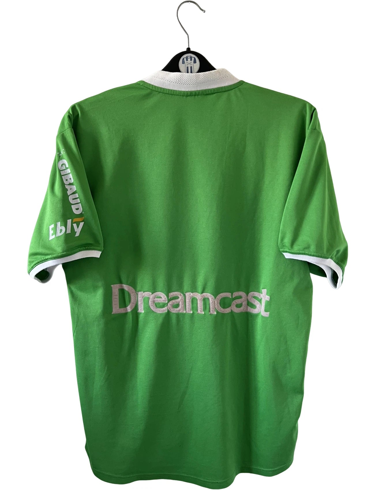 Maillot de foot vintage domicile vert de l'ASSE 1999/2000. On peut retrouver l'équipementier Asics et le sponsor Sega et Géant Casino. Il s'agit d'un maillot authentique d'époque.