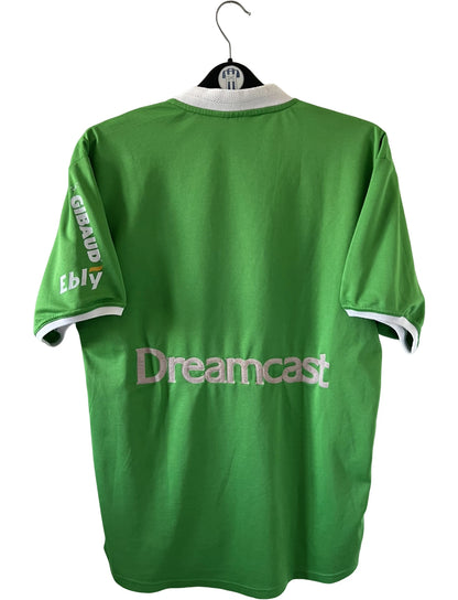 Maillot de foot vintage domicile vert de l'ASSE 1999/2000. On peut retrouver l'équipementier Asics et le sponsor Sega et Géant Casino. Il s'agit d'un maillot authentique d'époque.