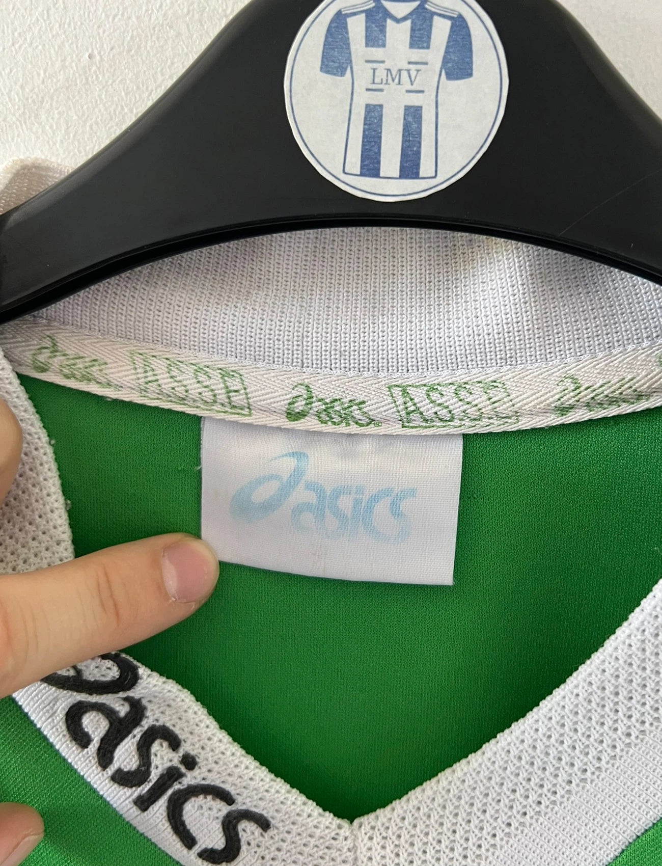 Maillot de foot vintage domicile vert de l'ASSE 1999/2000. On peut retrouver l'équipementier Asics et le sponsor Sega et Géant Casino. Il s'agit d'un maillot authentique d'époque.