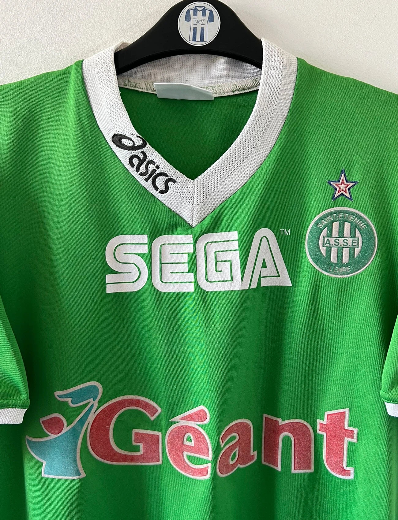 Maillot de foot vintage domicile vert de l'ASSE 1999/2000. On peut retrouver l'équipementier Asics et le sponsor Sega et Géant Casino. Il s'agit d'un maillot authentique d'époque.