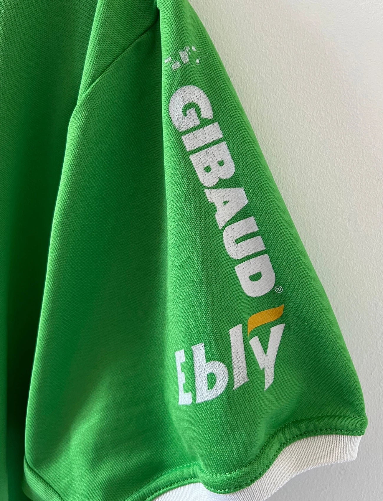 Maillot de foot vintage domicile vert de l'ASSE 1999/2000. On peut retrouver l'équipementier Asics et le sponsor Sega et Géant Casino. Il s'agit d'un maillot authentique d'époque.