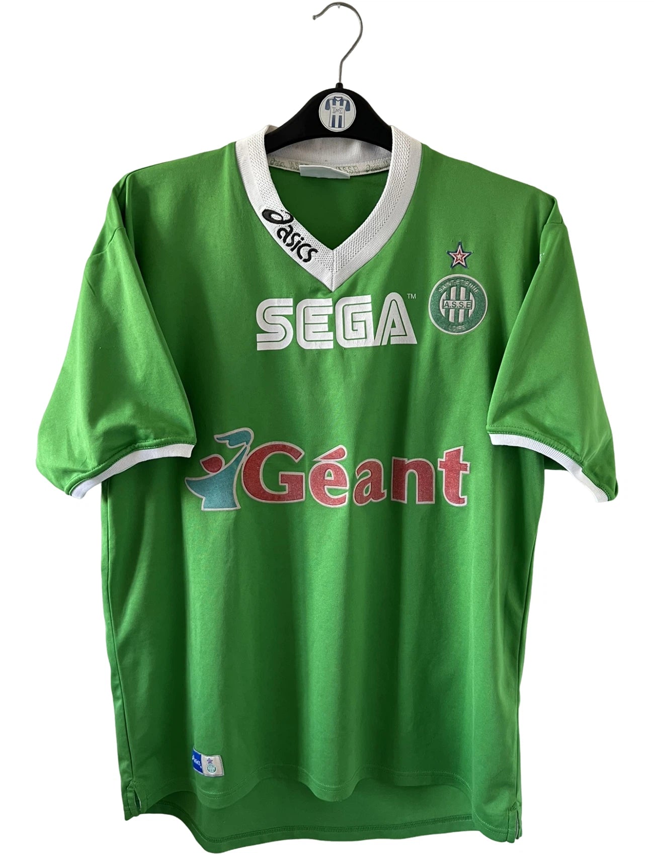 Maillot de foot vintage domicile vert de l'ASSE 1999/2000. On peut retrouver l'équipementier Asics et le sponsor Sega et Géant Casino. Il s'agit d'un maillot authentique d'époque.