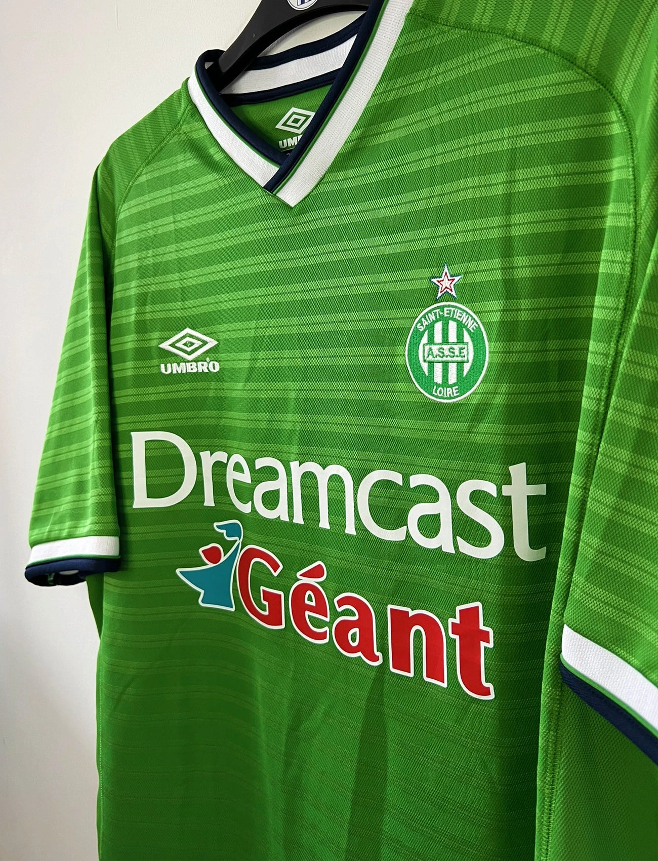 Maillot de foot vintage domicile vert de l'ASSE de la saison 2000/2001. On peut retrouver l'équipementier umbro et le sponsor dreamcast geant. Il s'agit d'un maillot authentique d'époque.