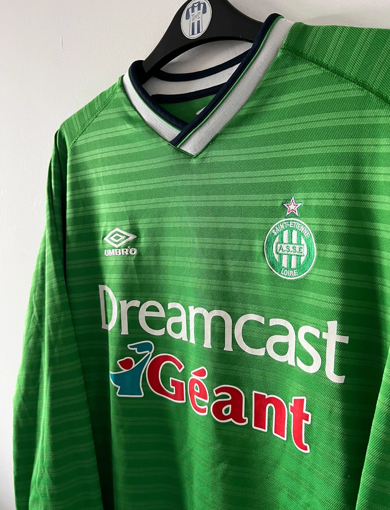 Maillot foot vintage domicile vert de l'ASSE 2000/2001 en version manches longues. On peut retrouver l'équipementier Umbro et le sponsor Dreamcast. Il s'agit d'un maillot foot vintage d'époque.