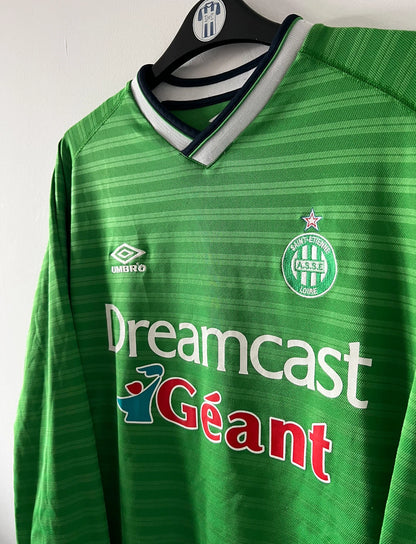 Maillot foot vintage domicile vert de l'ASSE 2000/2001 en version manches longues. On peut retrouver l'équipementier Umbro et le sponsor Dreamcast. Il s'agit d'un maillot foot vintage d'époque.