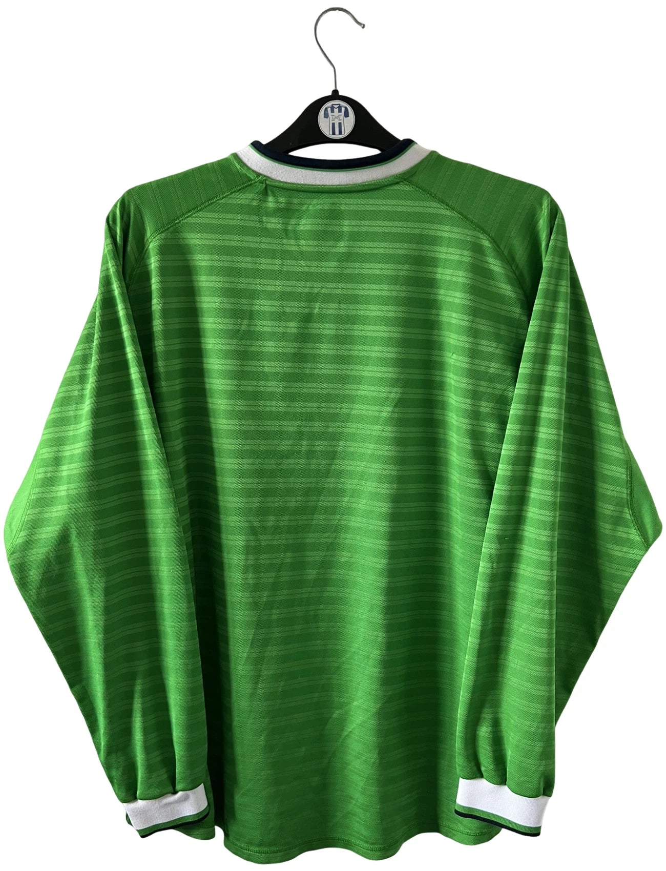 Maillot foot vintage domicile vert de l'ASSE 2000/2001 en version manches longues. On peut retrouver l'équipementier Umbro et le sponsor Dreamcast. Il s'agit d'un maillot foot vintage d'époque.