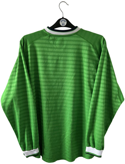 Maillot foot vintage domicile vert de l'ASSE 2000/2001 en version manches longues. On peut retrouver l'équipementier Umbro et le sponsor Dreamcast. Il s'agit d'un maillot foot vintage d'époque.