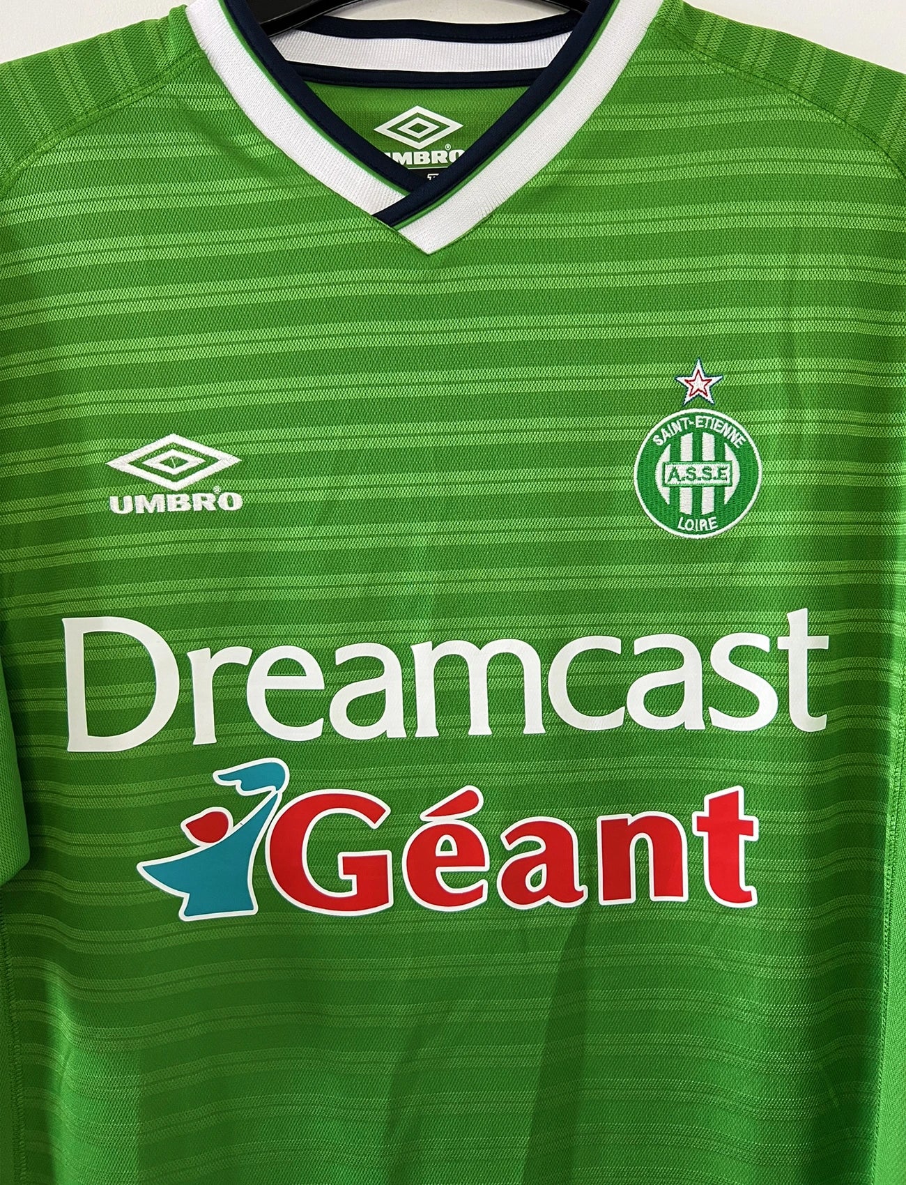 Maillot de foot vintage domicile vert de l'ASSE de la saison 2000/2001. On peut retrouver l'équipementier umbro et le sponsor dreamcast geant. Il s'agit d'un maillot authentique d'époque.