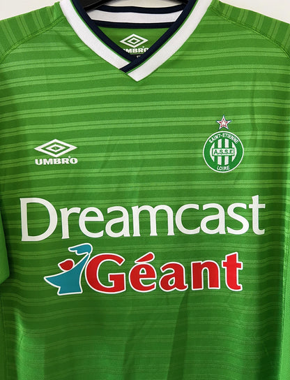 Maillot de foot vintage domicile vert de l'ASSE de la saison 2000/2001. On peut retrouver l'équipementier umbro et le sponsor dreamcast geant. Il s'agit d'un maillot authentique d'époque.