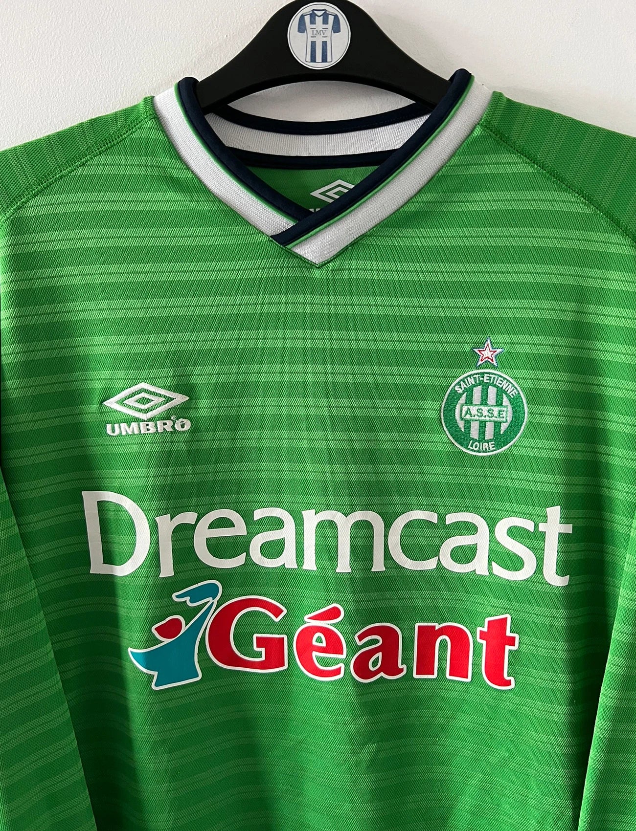 Maillot foot vintage domicile vert de l'ASSE 2000/2001 en version manches longues. On peut retrouver l'équipementier Umbro et le sponsor Dreamcast. Il s'agit d'un maillot foot vintage d'époque.