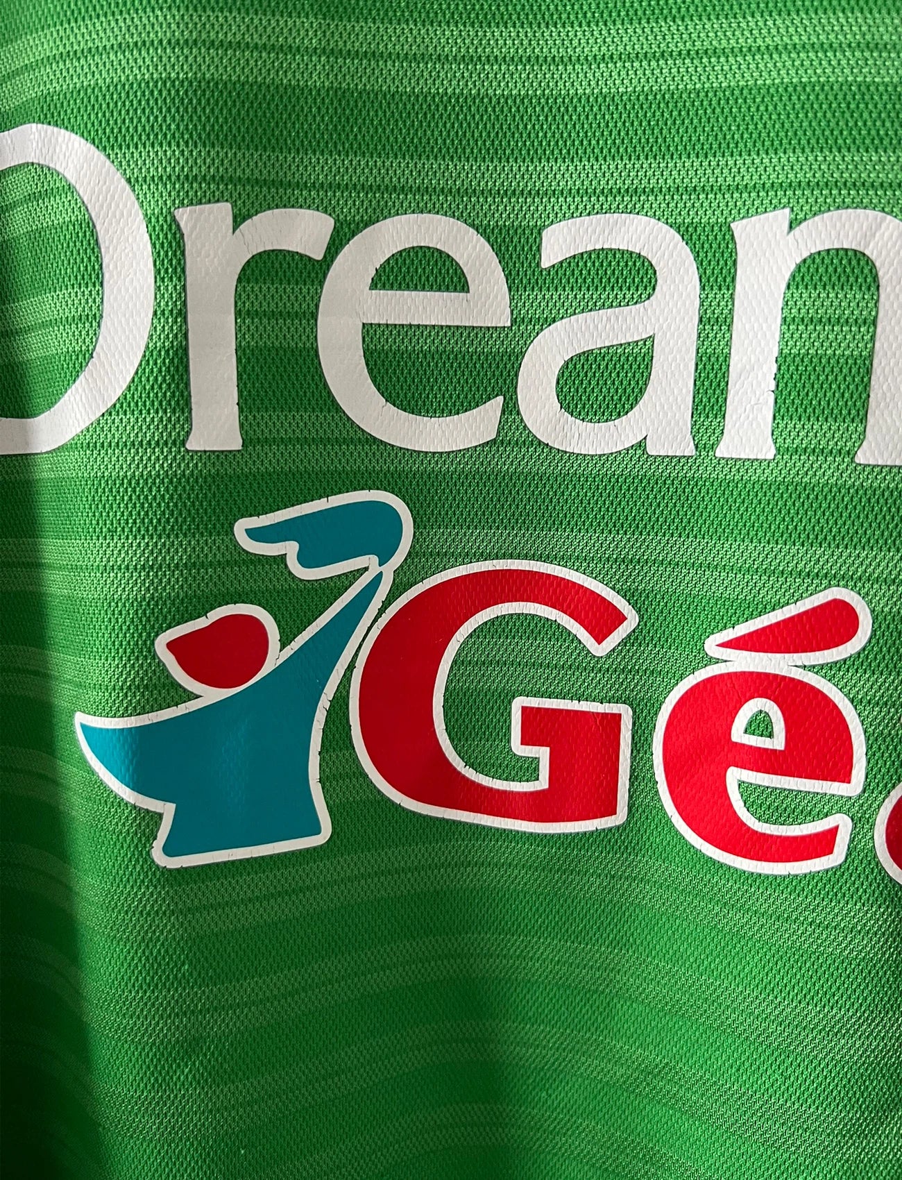 Maillot foot vintage domicile vert de l'ASSE 2000/2001 en version manches longues. On peut retrouver l'équipementier Umbro et le sponsor Dreamcast. Il s'agit d'un maillot foot vintage d'époque.
