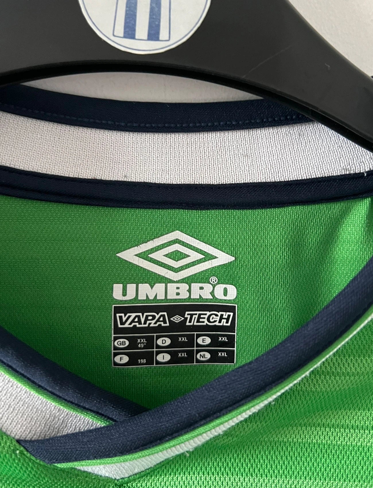 Maillot foot vintage domicile vert de l'ASSE 2000/2001 en version manches longues. On peut retrouver l'équipementier Umbro et le sponsor Dreamcast. Il s'agit d'un maillot foot vintage d'époque.