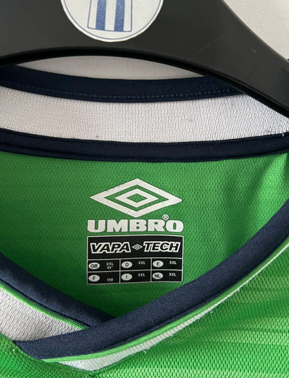 Maillot foot vintage domicile vert de l'ASSE 2000/2001 en version manches longues. On peut retrouver l'équipementier Umbro et le sponsor Dreamcast. Il s'agit d'un maillot foot vintage d'époque.
