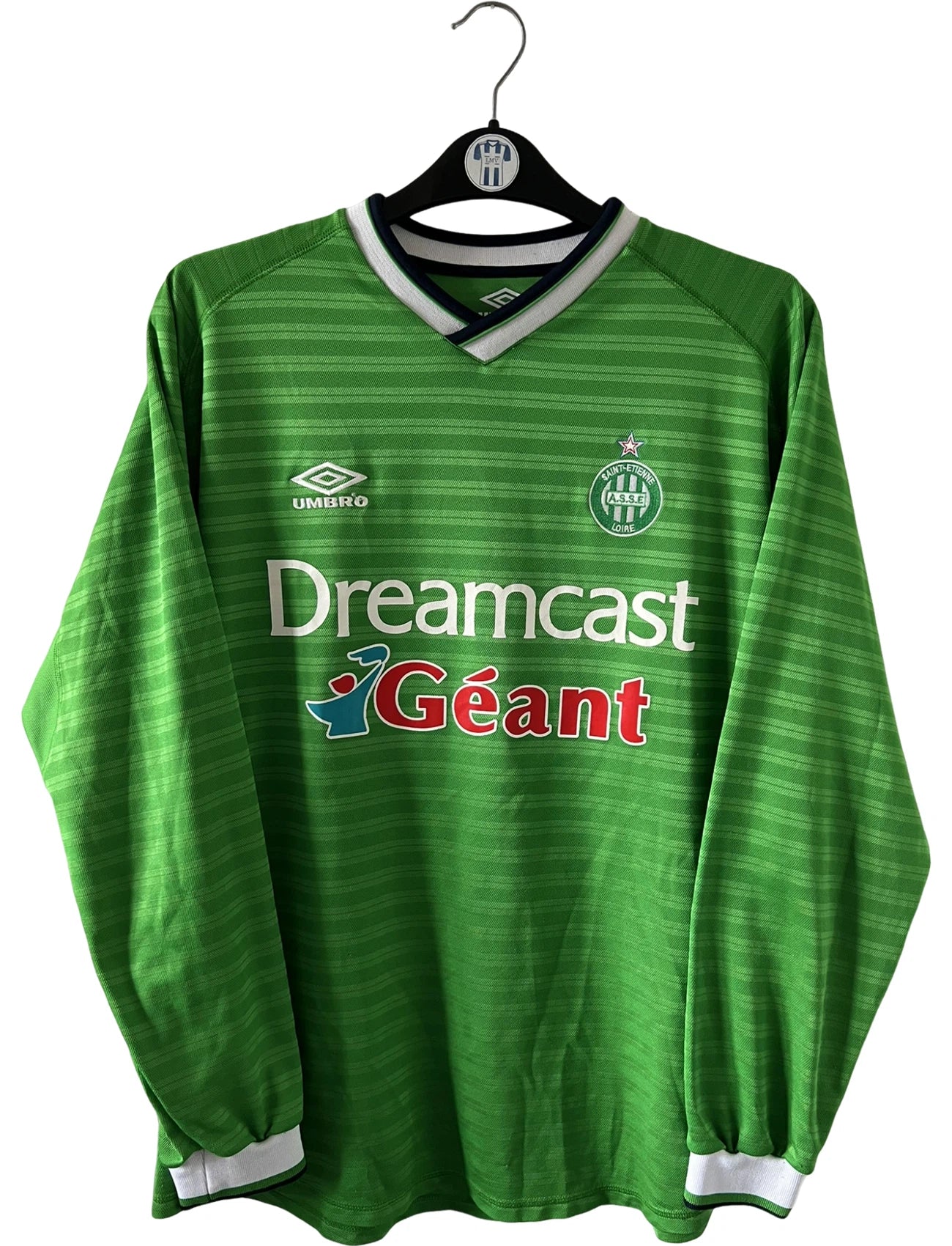 Maillot foot vintage domicile vert de l'ASSE 2000/2001 en version manches longues. On peut retrouver l'équipementier Umbro et le sponsor Dreamcast. Il s'agit d'un maillot foot vintage d'époque.