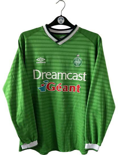 Maillot foot vintage domicile vert de l'ASSE 2000/2001 en version manches longues. On peut retrouver l'équipementier Umbro et le sponsor Dreamcast. Il s'agit d'un maillot foot vintage d'époque.