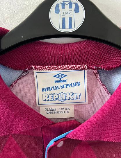 Maillot de foot vintage domicile rouge et bleu d'aston villa de la saison 1990/1992. On peut retrouver l'équipementier Umbro et le sponsor Mita Copiers. Il s'agit d'un maillot authentique d'époque.
