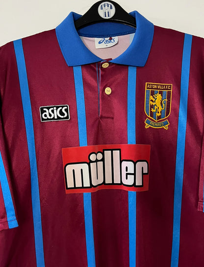 Maillot de foot vintage domicile rouge et bleu d'aston villa saison 1994/1995. On peut retrouver l'équipementier Asics et le sponsor Muller. Il s'agit d'un maillot authentique d'époque.
