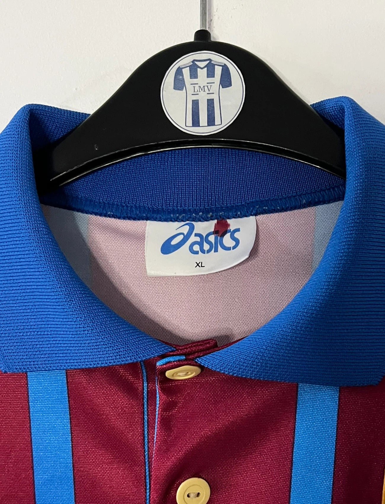 Maillot de foot vintage domicile rouge et bleu d'aston villa saison 1994/1995. On peut retrouver l'équipementier Asics et le sponsor Muller. Il s'agit d'un maillot authentique d'époque.