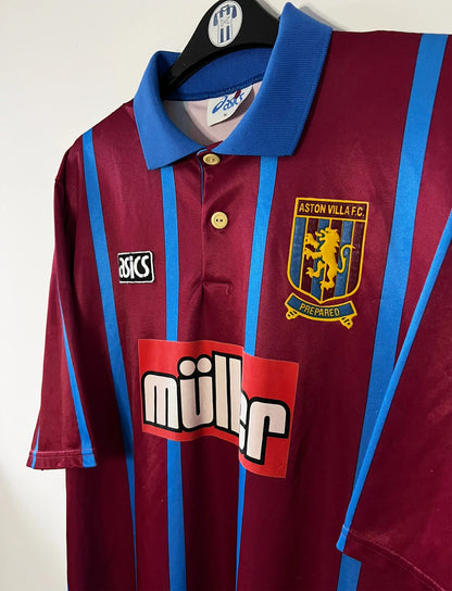 Maillot de foot vintage domicile rouge et bleu d'aston villa saison 1994/1995. On peut retrouver l'équipementier Asics et le sponsor Muller. Il s'agit d'un maillot authentique d'époque.