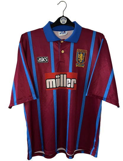 Maillot de foot vintage domicile rouge et bleu d'aston villa saison 1994/1995. On peut retrouver l'équipementier Asics et le sponsor Muller. Il s'agit d'un maillot authentique d'époque.