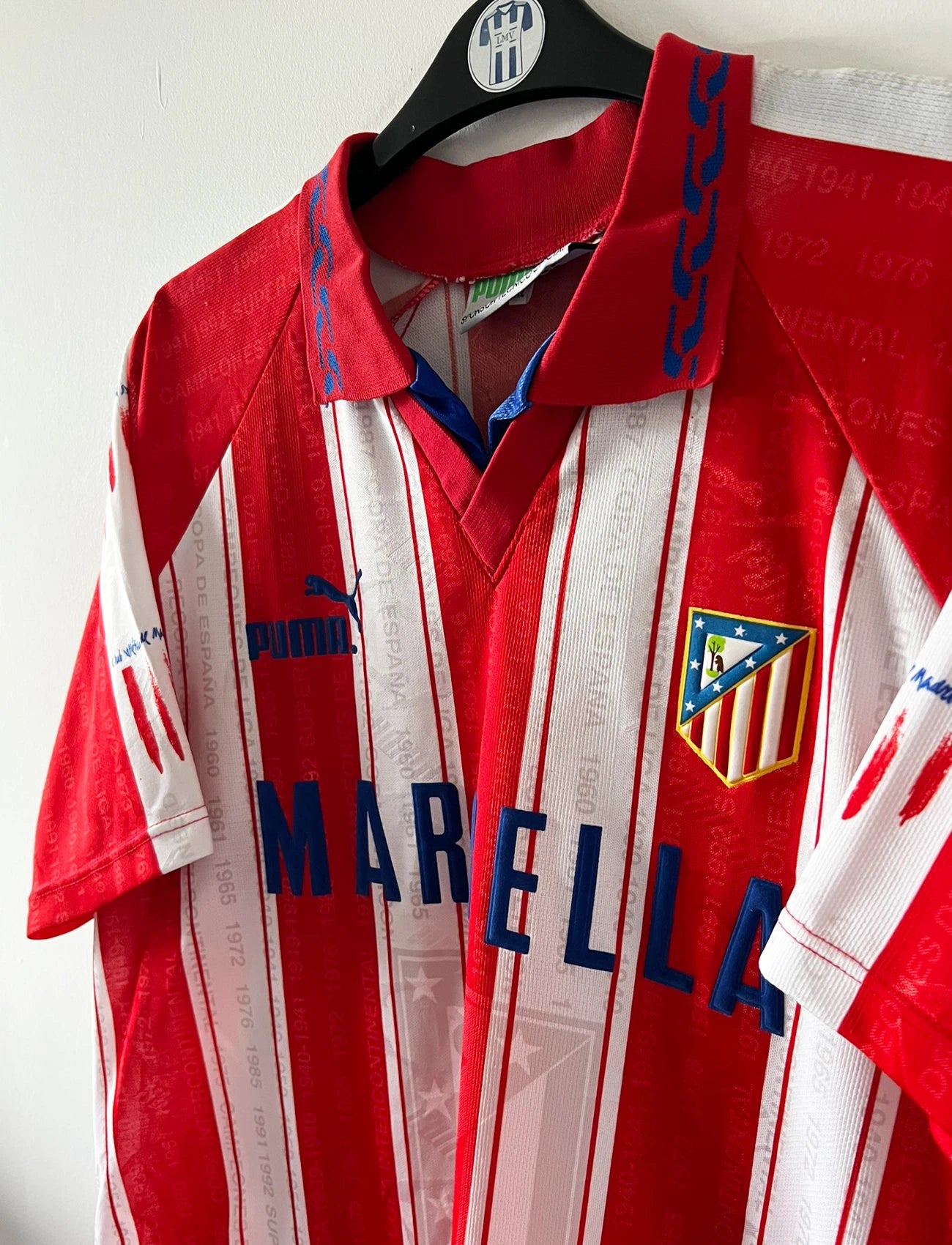 Maillot de foot vintage domicile rouge et blanc de l'atletico madrid 1995/1996. On peut retrouver l'équipementier Puma et le sponsor Marbella. Il s'agit d'un maillot authentique d'époque.