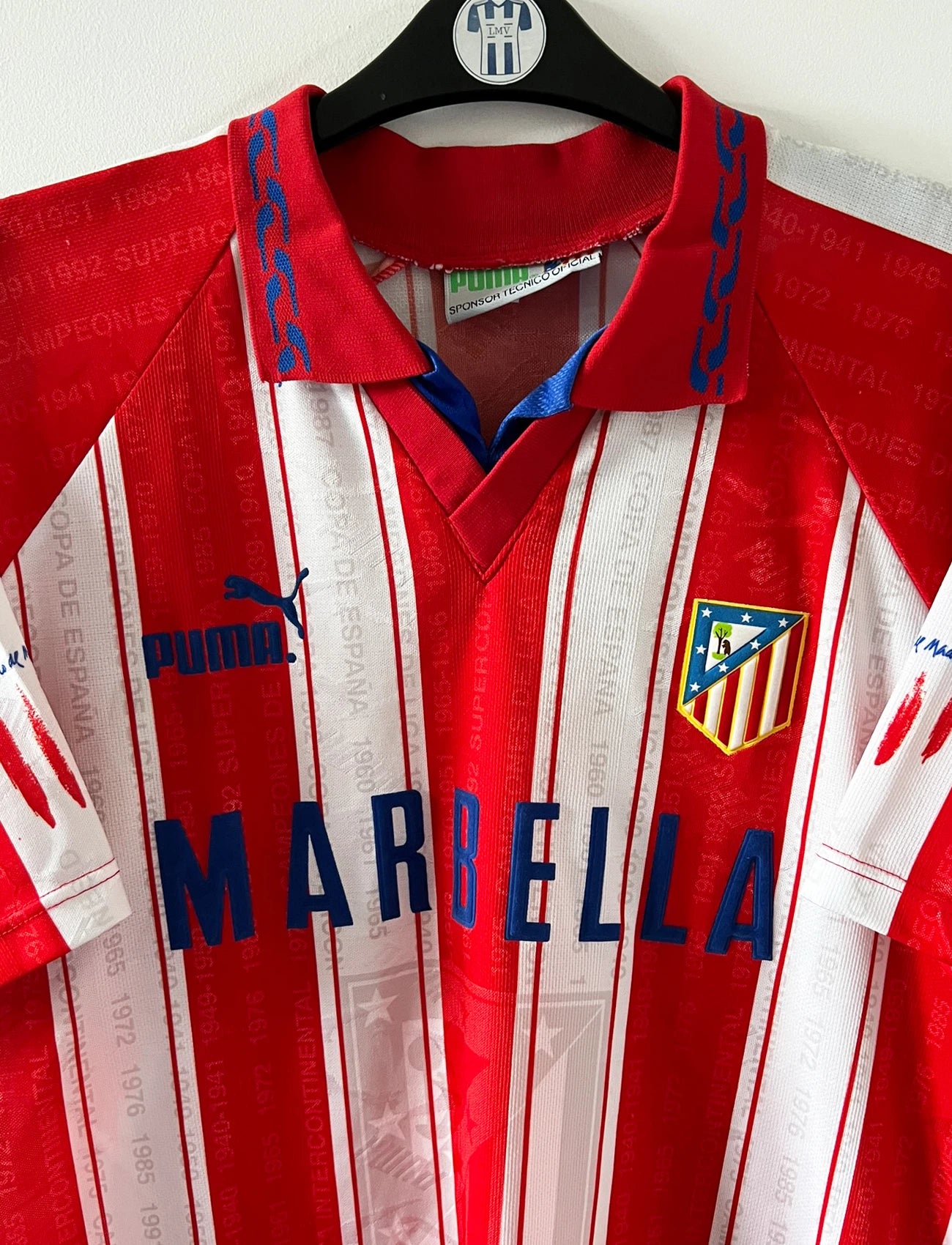 Maillot de foot vintage domicile rouge et blanc de l'atletico madrid 1995/1996. On peut retrouver l'équipementier Puma et le sponsor Marbella. Il s'agit d'un maillot authentique d'époque.