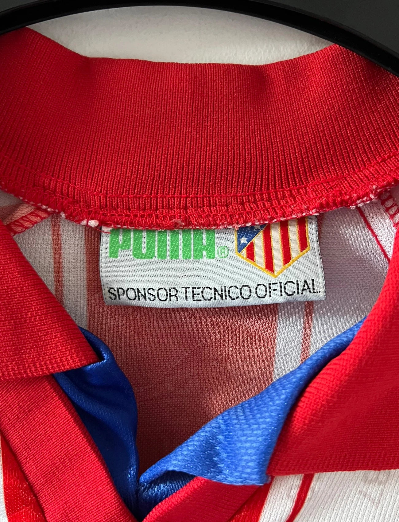 Maillot de foot vintage domicile rouge et blanc de l'atletico madrid 1995/1996. On peut retrouver l'équipementier Puma et le sponsor Marbella. Il s'agit d'un maillot authentique d'époque.