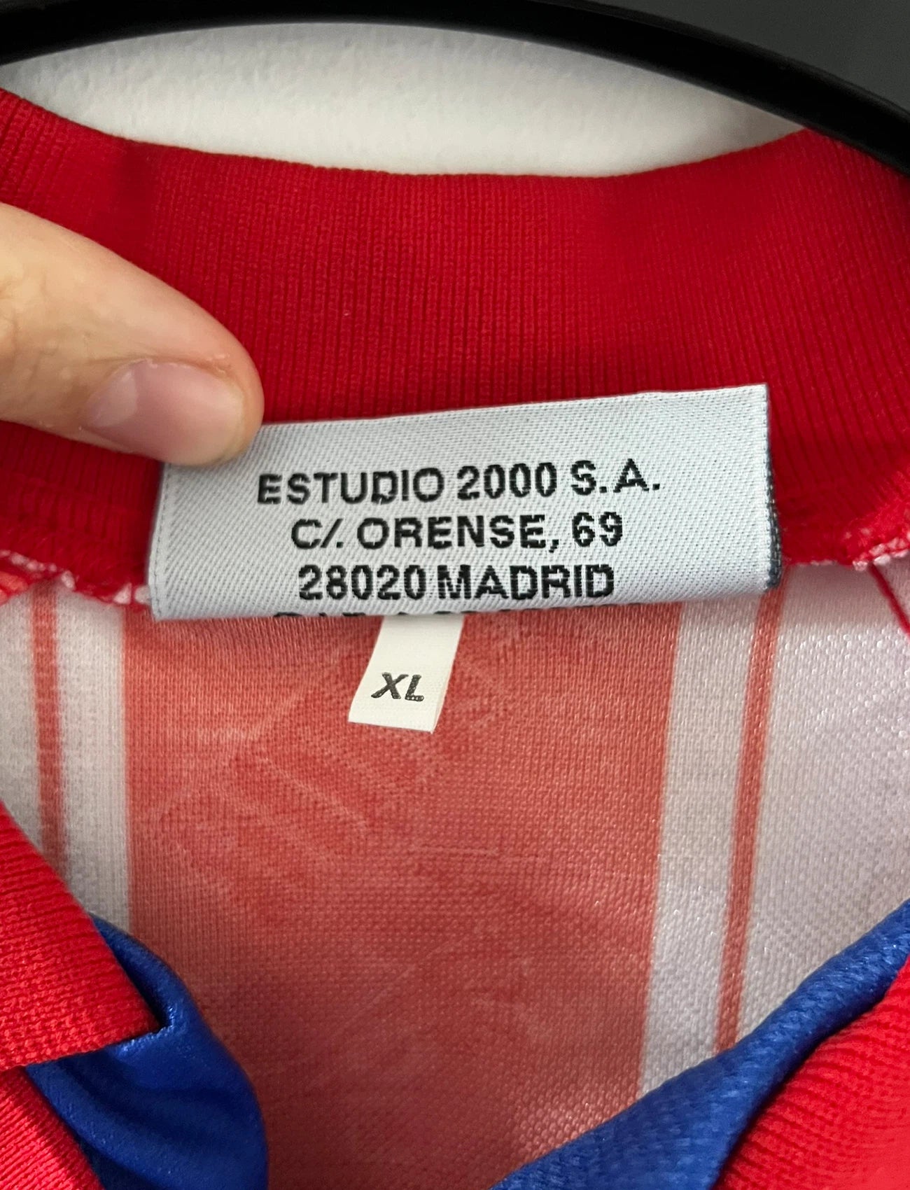 Maillot de foot vintage domicile rouge et blanc de l'atletico madrid 1995/1996. On peut retrouver l'équipementier Puma et le sponsor Marbella. Il s'agit d'un maillot authentique d'époque.