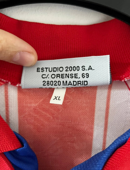 Maillot de foot vintage domicile rouge et blanc de l'atletico madrid 1995/1996. On peut retrouver l'équipementier Puma et le sponsor Marbella. Il s'agit d'un maillot authentique d'époque.