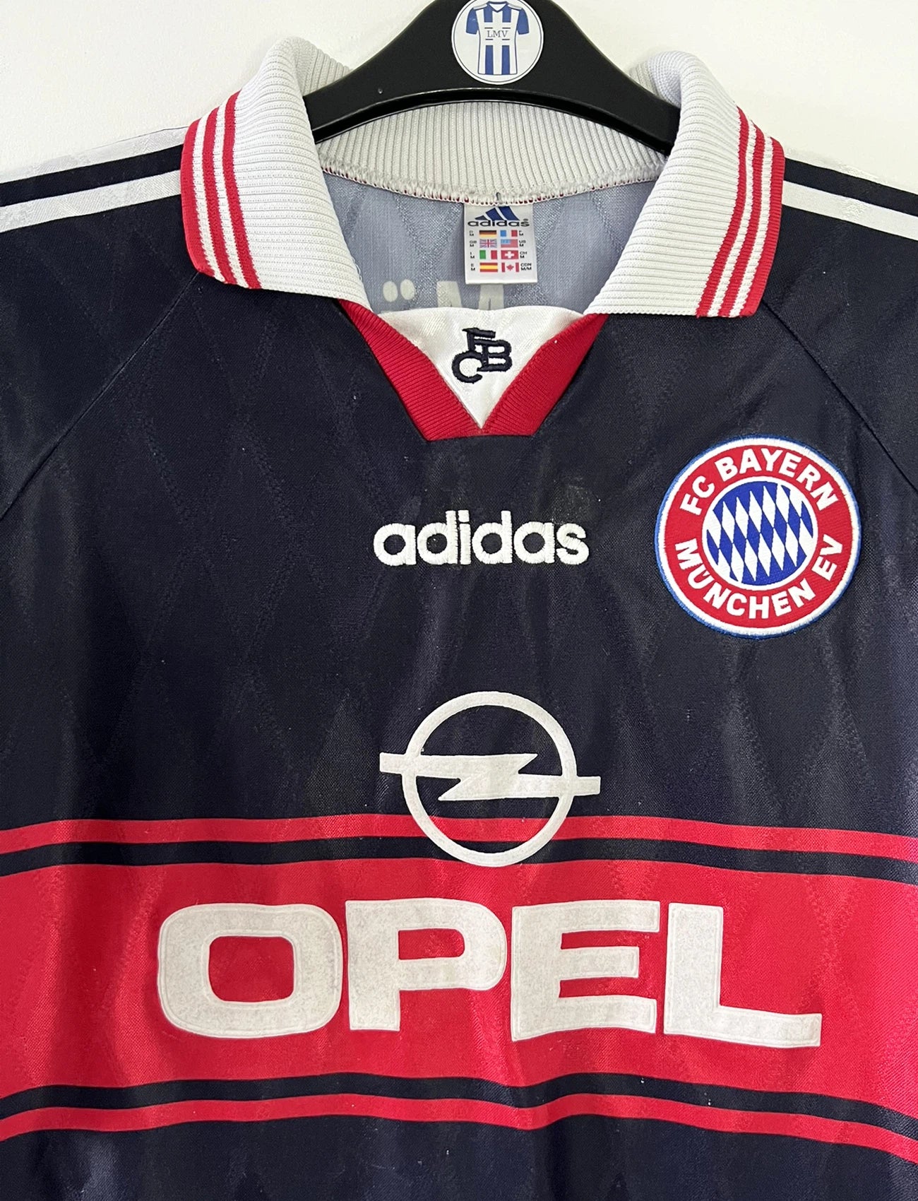 Maillot de foot vintage domicile noir du bayern munich de la saison 1997-1998. On peut retrouver l'équipementier Adidas et le sponsor Opel. Il s'agit d'un maillot authentique d'époque.