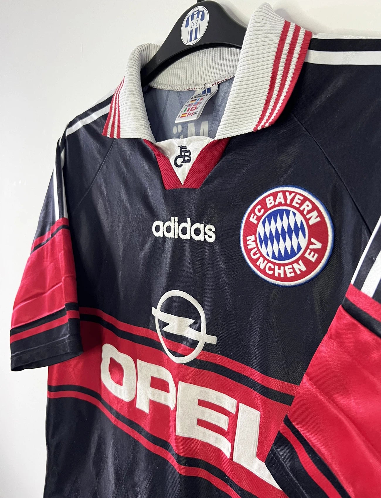 Maillot de foot vintage domicile noir du bayern munich de la saison 1997-1998. On peut retrouver l'équipementier Adidas et le sponsor Opel. Il s'agit d'un maillot authentique d'époque.