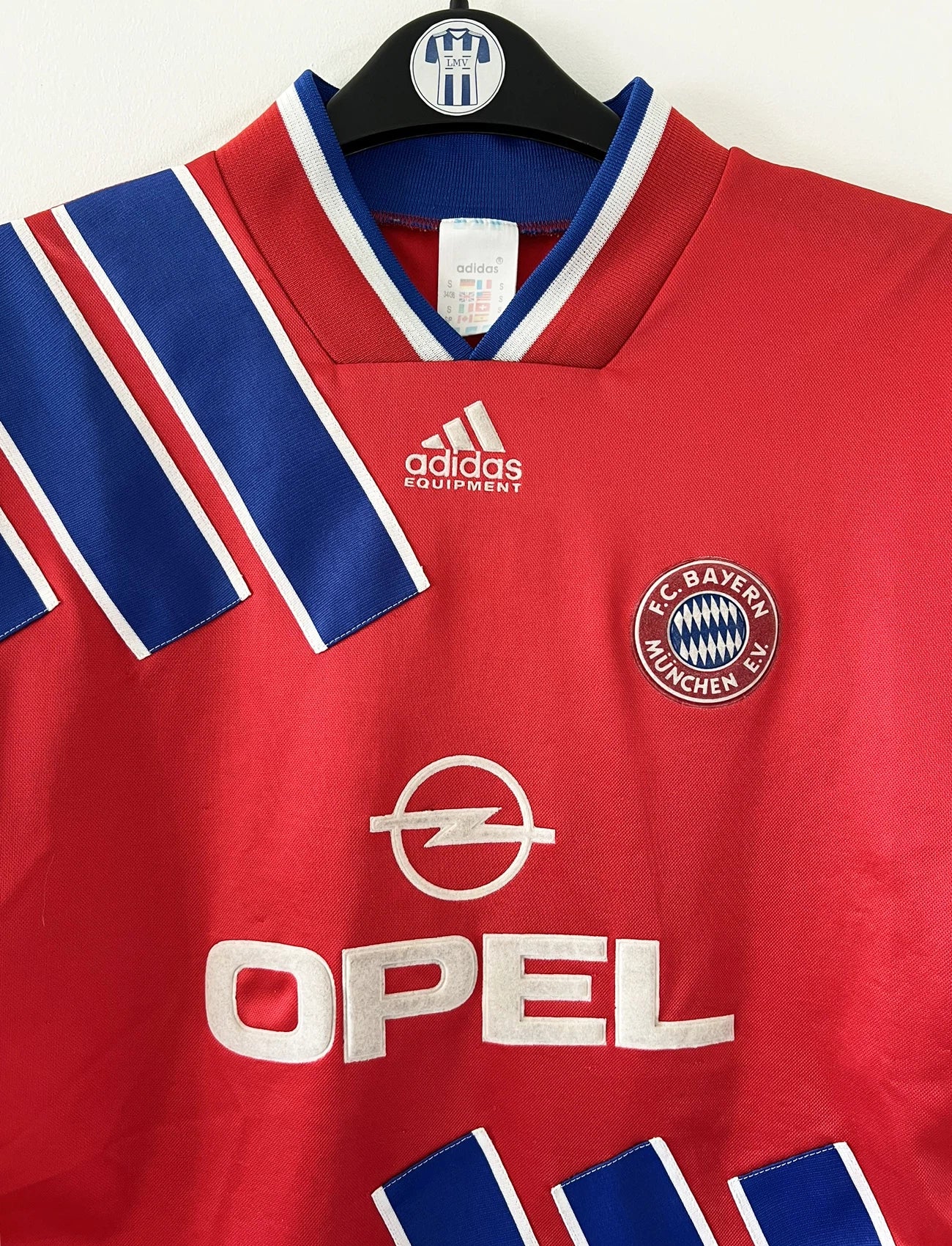 Maillot de foot vintage domicile rouge et bleu du Bayern Munich de la saison 1993-1994. On peut retrouver l'équipementier Adidas et le sponsor Opel. Il s'agit d'un maillot authentique d'époque.