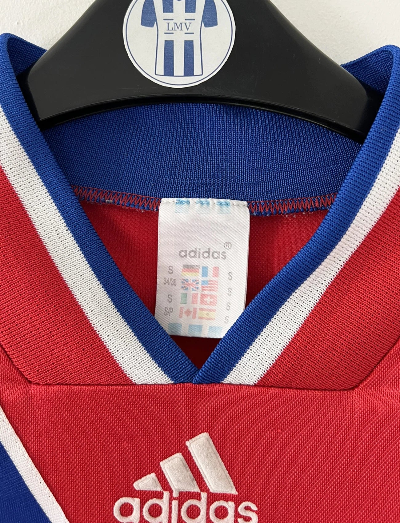 Maillot de foot vintage domicile rouge et bleu du Bayern Munich de la saison 1993-1994. On peut retrouver l'équipementier Adidas et le sponsor Opel. Il s'agit d'un maillot authentique d'époque.