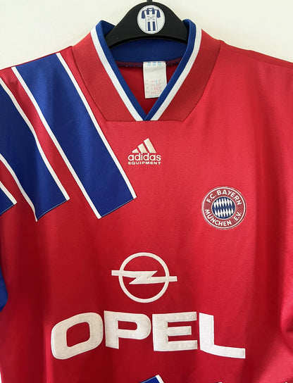 Maillot de foot vintage domicile rouge et bleu du Bayern de la saison 1993/1995. On peut retrouver l'équipementier Adidas et le sponsor Opel. Il s'agit d'un maillot authentique d'époque.