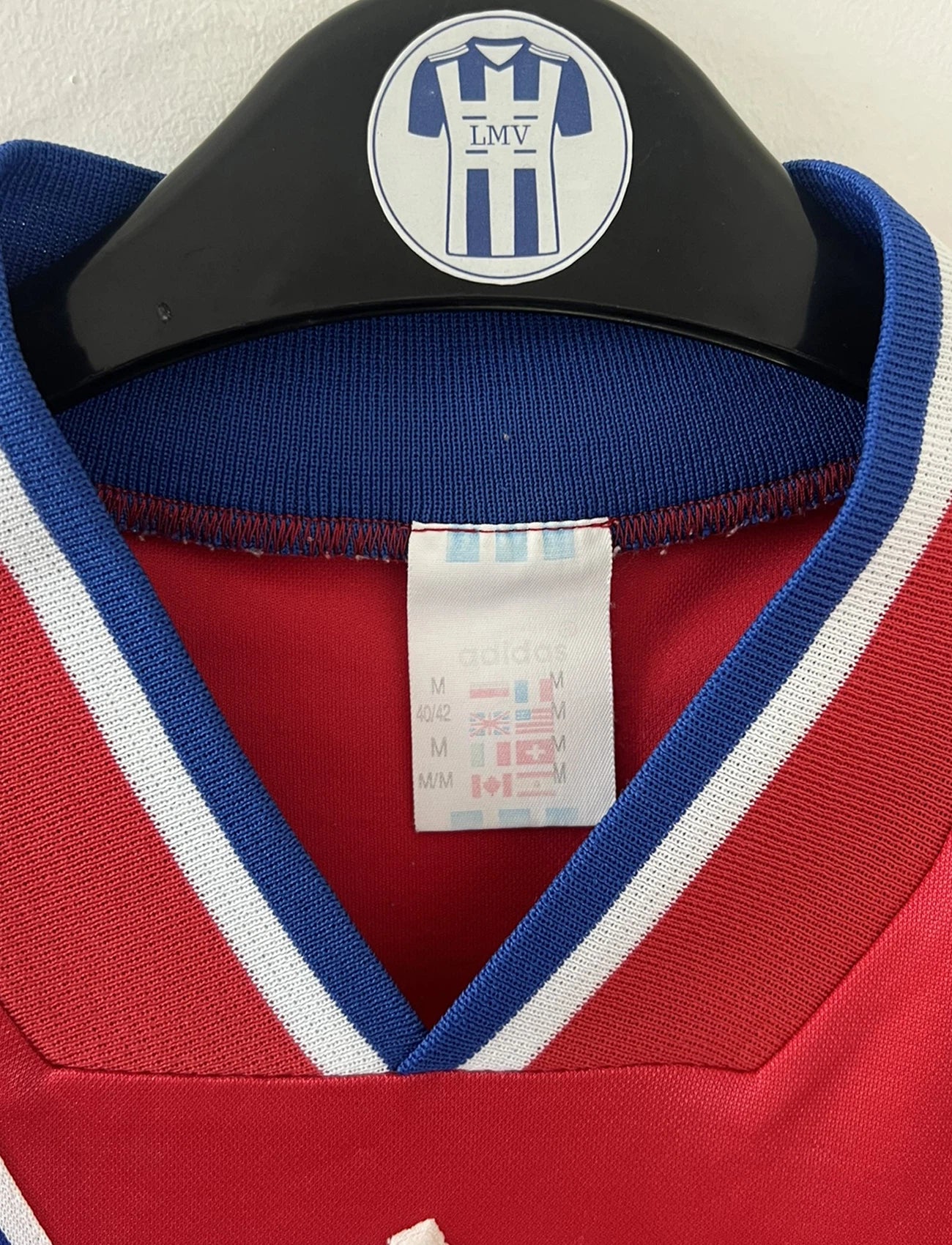 Maillot de foot vintage domicile rouge et bleu du Bayern de la saison 1993/1995. On peut retrouver l'équipementier Adidas et le sponsor Opel. Il s'agit d'un maillot authentique d'époque.