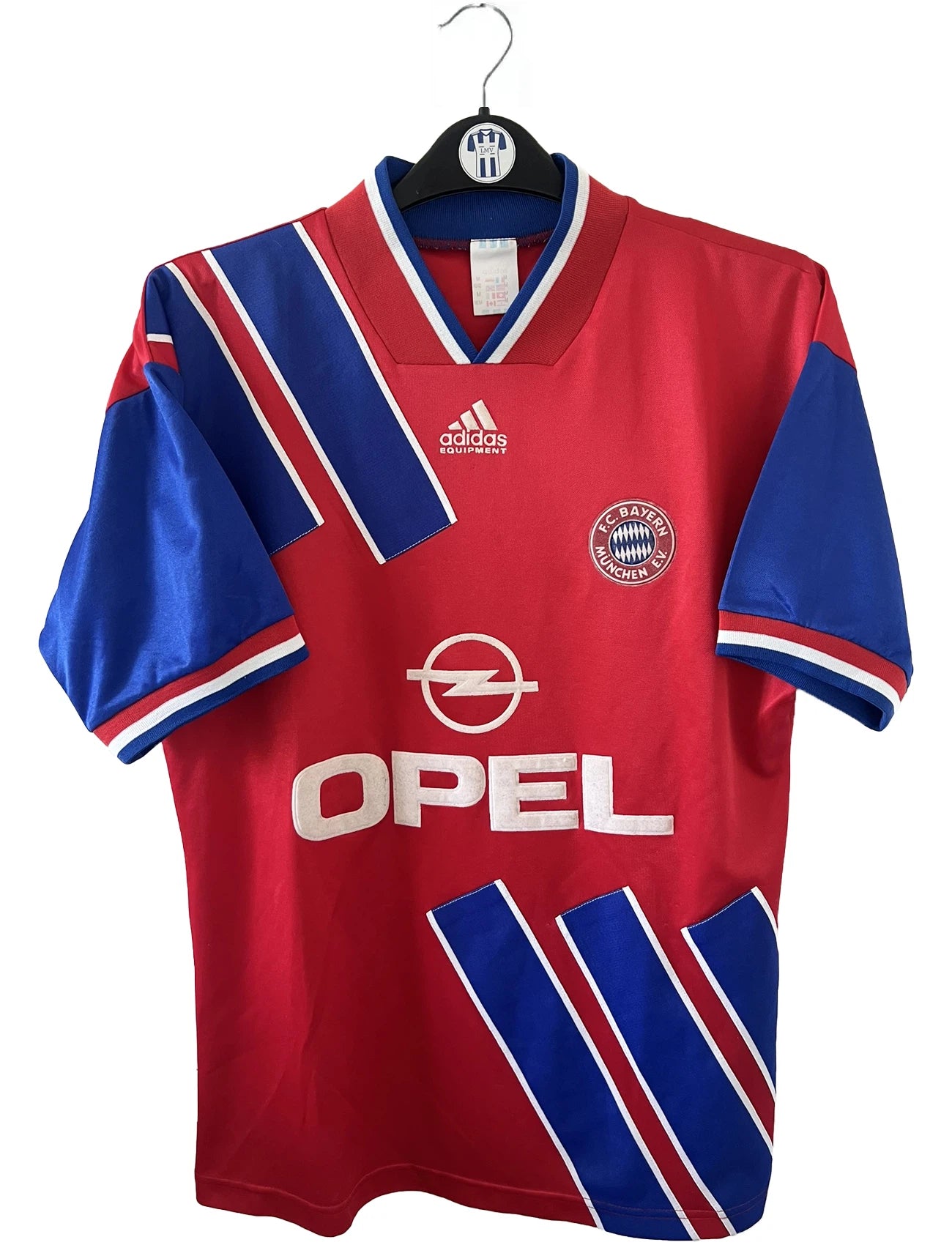 Maillot de foot vintage domicile rouge et bleu du Bayern de la saison 1993/1995. On peut retrouver l'équipementier Adidas et le sponsor Opel. Il s'agit d'un maillot authentique d'époque.